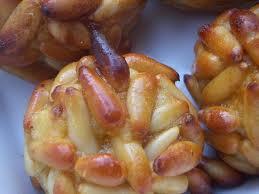Panellets de almendra y piñones