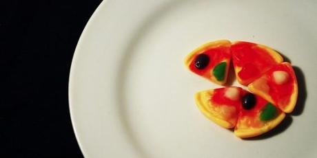 Pizza pequeña en un plato grande