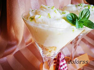 Mousse de queso mascarpone y limón sobre dados de bizcocho