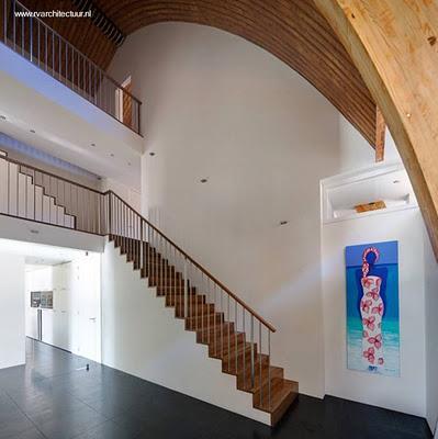 De iglesia a casa moderna estilo Contemporáneo