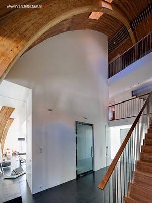 De iglesia a casa moderna estilo Contemporáneo