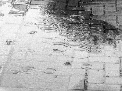 ¿A qué velocidad cae el agua de la lluvia?