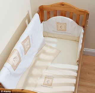 Como evitar riesgos de muerte súbita en bebes. Los peligros del protector de seguridad