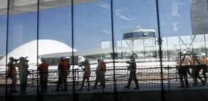 Un grupo de periodistas, durante su visita ayer al Centro Niemeyer de Avilés. Foto: EFE / ABC.es