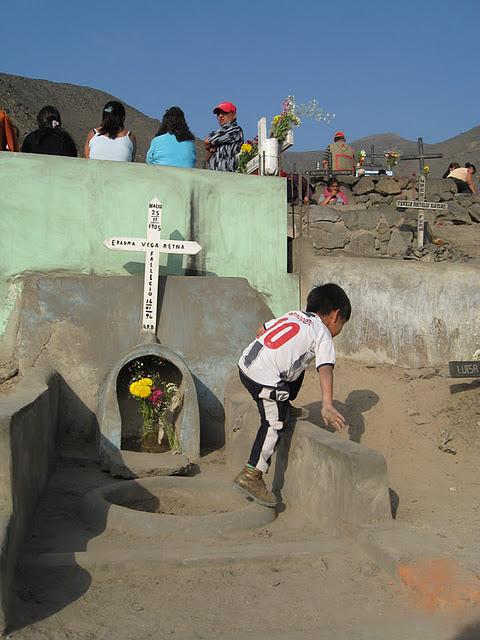 DIA DE LOS MUERTOS EN PERU II: EL CEMENTERIO (2DA PARTE)