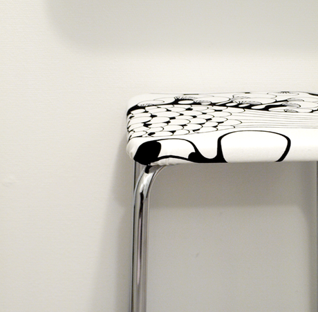 Ikea Hack: Forrar un taburete con la tela Saralisa de Ikea
