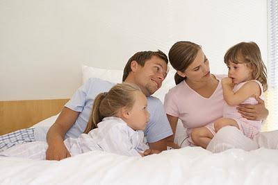 No en la cama ¿de los padres?