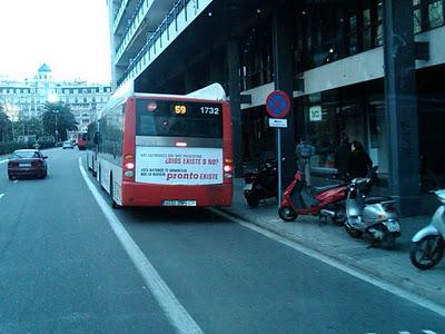 Cuando amantes, eróticos, creyentes y ateos viajan en el mismo autobús valenciano. Y, el humor mallorquín, cerrado con candado.