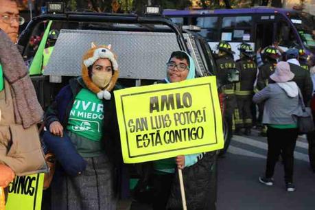 Ricardo Gallardo acude a la marcha pro AMLO en la Ciudad de México