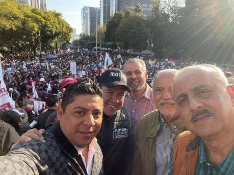 Ricardo Gallardo acude a la marcha pro AMLO en la Ciudad de México
