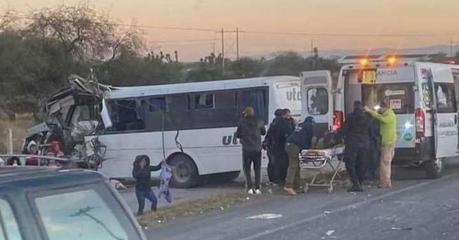 Choca camión de personal contra tráiler en la carretera a Villa de Reyes: un muerto