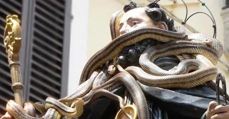 Serpientes en procesión Serpientes en procesión