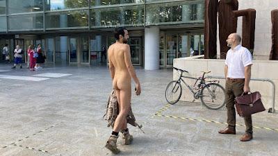 El juez no considera el desnudo de Alejandro Colomar como “exhibición obscena”.
