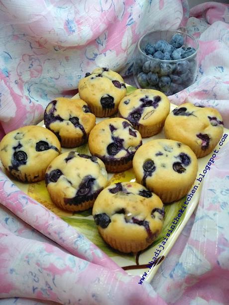 PETITS GÂTEAUX AUX BLEUETS / BLUEBERRY MUFFINS / MAGDALENAS DE ARÁNDANOS / مافن بالتوت الازرق