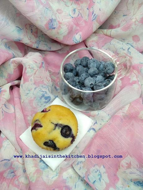 PETITS GÂTEAUX AUX BLEUETS / BLUEBERRY MUFFINS / MAGDALENAS DE ARÁNDANOS / مافن بالتوت الازرق