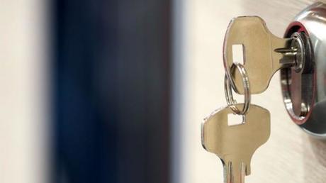 Cómo cambiar la cerradura de una puerta blindada