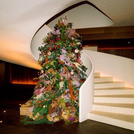 EL HOTEL THE MADRID EDITION CELEBRA SU PRIMERA NAVIDAD CON UN ÁRBOL DISEÑADO POR LA ARTISTA BRIANDA FITZ-JAMES STUART