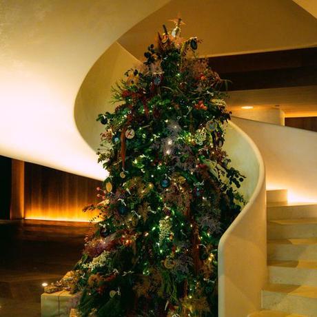 EL HOTEL THE MADRID EDITION CELEBRA SU PRIMERA NAVIDAD CON UN ÁRBOL DISEÑADO POR LA ARTISTA BRIANDA FITZ-JAMES STUART