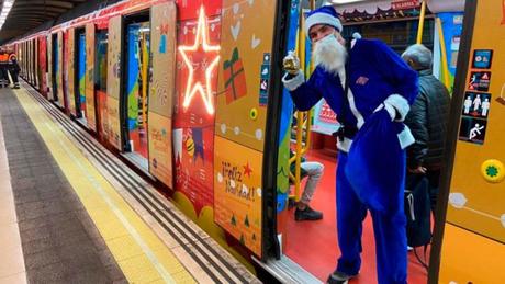 Metro de Madrid se llena de Papás Noel azules (y Mamás Noel también)