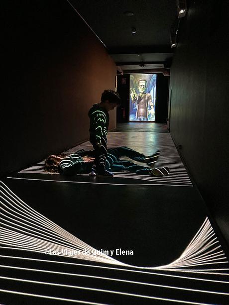 Éric y Álex revolcándose en el pasaje interactivo