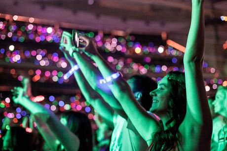 El arte de iluminar: ¿cómo funcionan las pulseras LED de los shows de Coldplay?