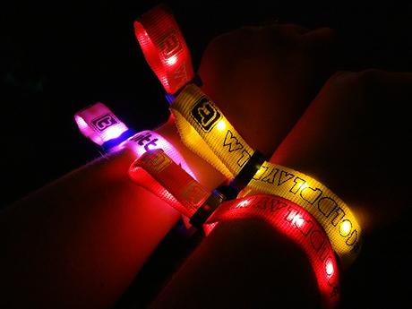 El arte de iluminar: ¿cómo funcionan las pulseras LED de los shows de Coldplay?
