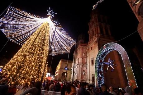 Gobierno Municipal realiza el encendido de árbol en Plaza de las Armas