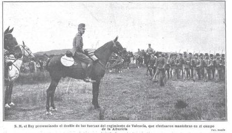 1918: Alfonso XIII pasando revista en La Albericia al Regimiento de Infantería Valencia en el día de su Patrona