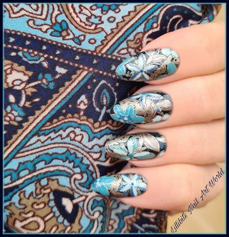 Manicura con flores azules a juego con vestido boho Manicura con flores azules a juego con vestido boho