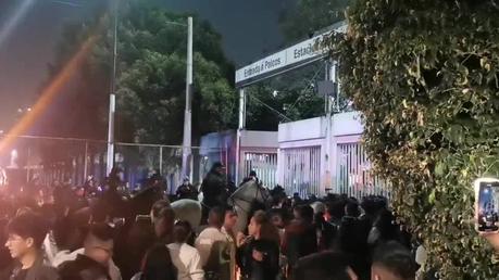 Retraso en concierto de Bad Bunny por miles de boletos clonados; acusan a Ticketmaster de fraude