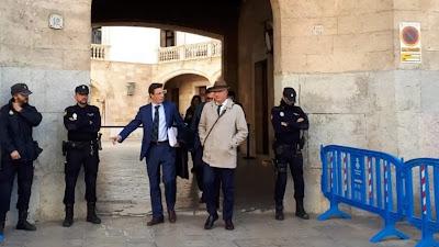 En Mallorca, la Fiscalía retira la acusación contra Cursach “por falta de pruebas”… y “Homenaje de Orwell a Cataluña”. En Mallorca, la Fiscalía retira la acusación contra Cursach “por falta de pruebas”… y “Homenaje de Orwell a Cataluña”.