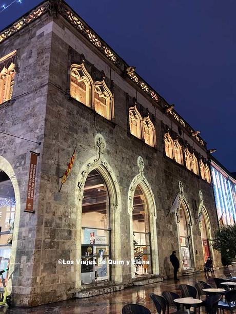 Edificio en el que se encuentra información turística de Perpignan
