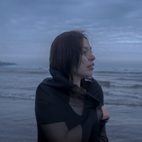 Solamente Val le canta a la tristeza en su EP debut «Fracasos Abrazados» 4fccc112-dacc-73a6-17bd-b1fc3de73f28