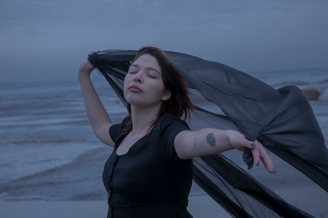 Solamente Val le canta a la tristeza en su EP debut «Fracasos Abrazados» 29a3fe4a-6669-86f9-9cdf-e42fe1bd964f