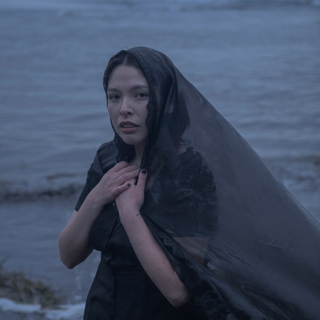 Solamente Val le canta a la tristeza en su EP debut «Fracasos Abrazados» 970c443a-ec63-fefb-ca6f-5d4c8810b8c7