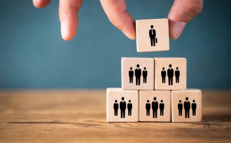 El derrumbe de las jerarquías tradicionales. El derrumbe de las jerarquías tradicionales.