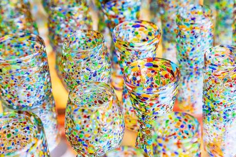 Las 12 mejores cosas para hacer en Todos Santos Vasos coloridos a la venta en Todos Santos