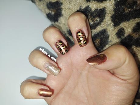 Diseño de uñas en marrón y dorado con animal print