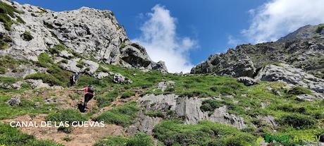 Entrando en la Canal de Peña Mea o las Cuevas