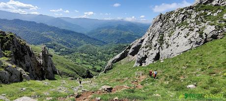 Subiendo por la Canal de Peña Mea o Las Cuevas