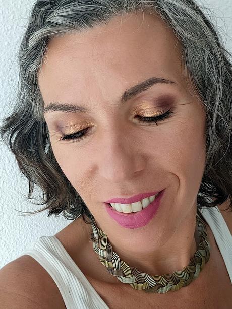 look dorado Sombras líquidas BPerfect: Ideas de maquillajes metalizados para navidad. 07