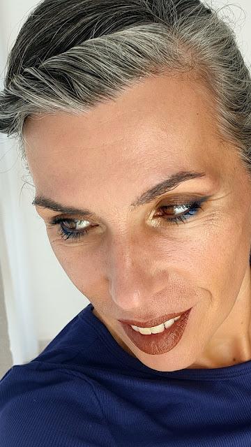 look marrón Sombras líquidas BPerfect: Ideas de maquillajes metalizados para navidad. 10