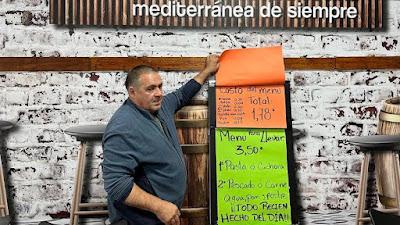 Carlos Moreno ofrece en su bar de Parla, ‘El Bocata’, el menú más barato de España.