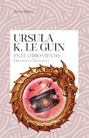 Portada de En el otro viento, con una dragón comiendose la cola y una corona en medio.