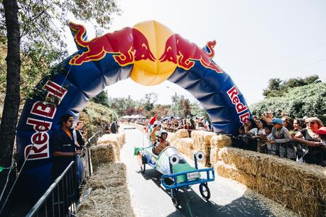 ¡Todo listo y preparado para el regreso de Red Bull Soapbox Race, la carrera de autos locos más divertida! Team Pizza Planeta