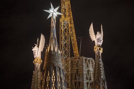 Se iluminan las torres de los evangelistas Marcos y Lucas en la Sagrada Familia Se iluminan las torres de los evangelistas Marcos y Lucas en la Sagrada Familia