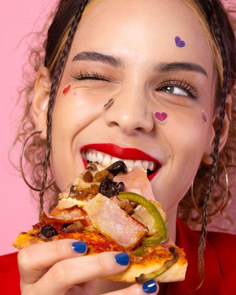 LLEGA EL PRIMER LABIAL A PRUEBA DE PIZZA, DOMINO'S Y KRASH LO HACEN POSIBLE