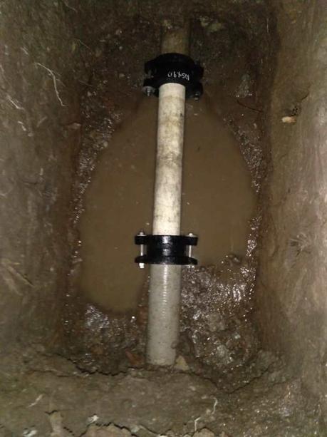 En la colonia Aeropuerto, personal de Interapas busca fugas internas