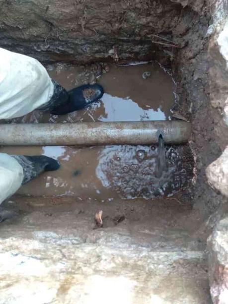 En la colonia Aeropuerto, personal de Interapas busca fugas internas