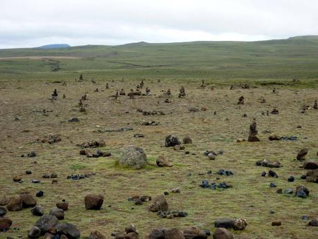 Extraños montículos de piedra cerca del lago Pingvallavatn | Islandia